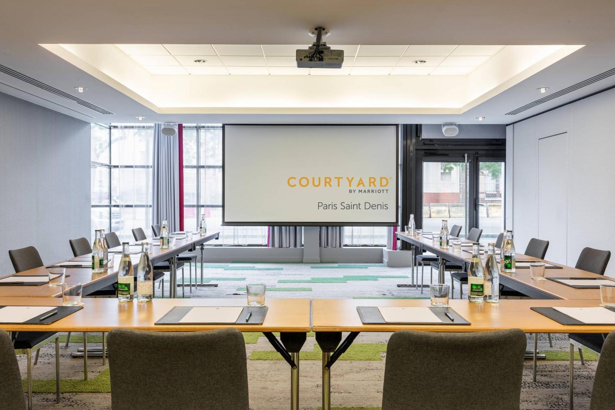 Отель Courtyard By Marriott Paris Saint Denis Экстерьер фото