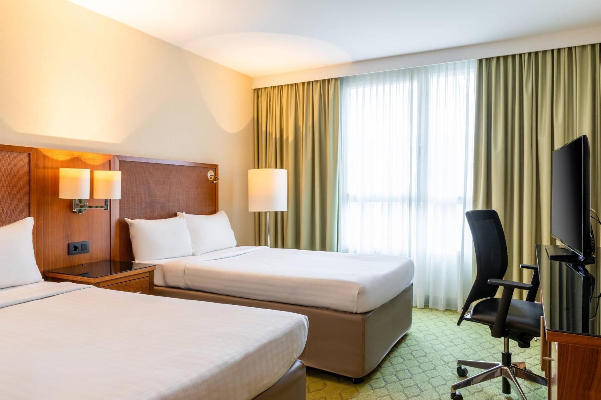 Отель Courtyard By Marriott Paris Saint Denis Экстерьер фото