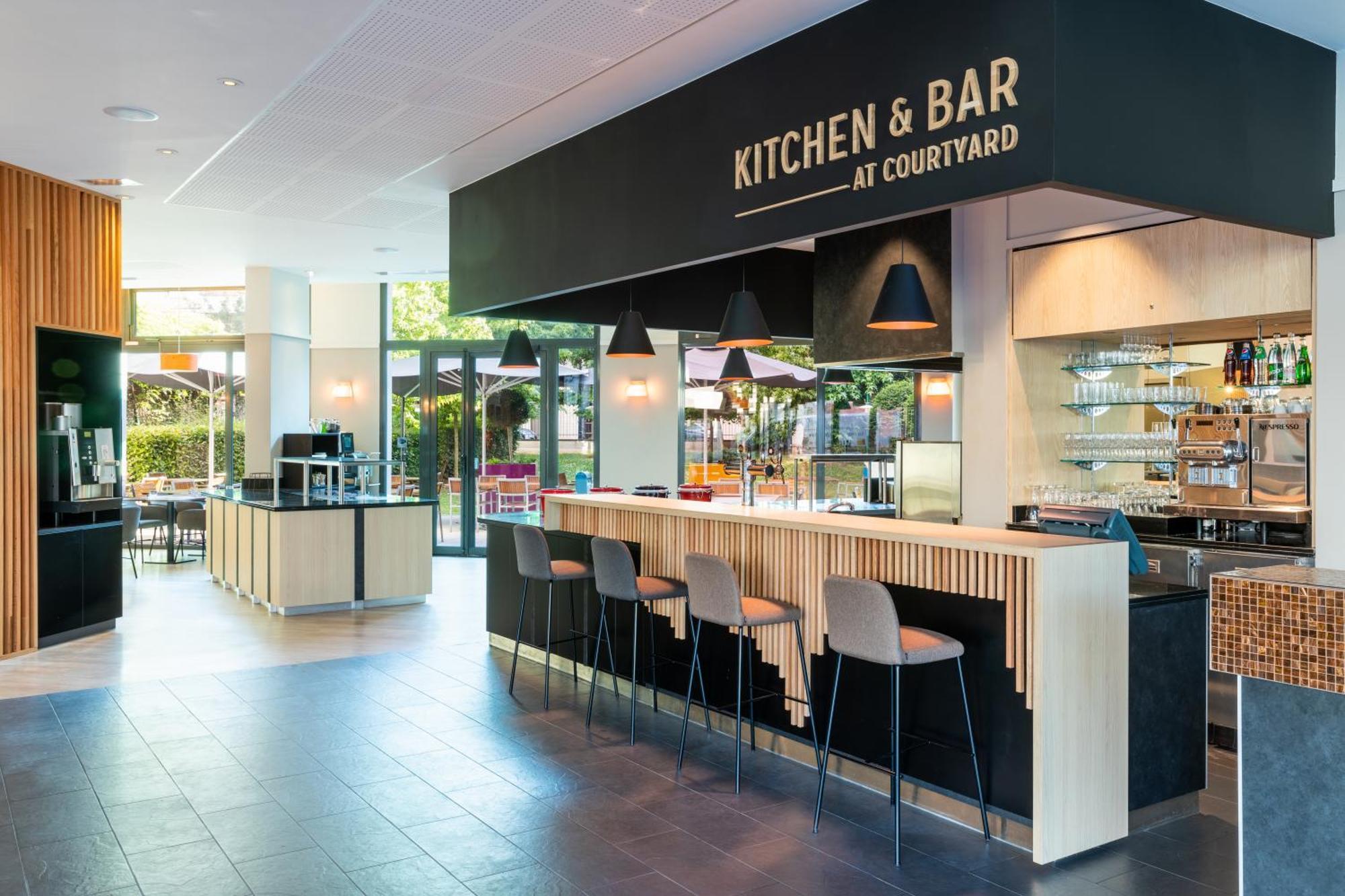 Отель Courtyard By Marriott Paris Saint Denis Экстерьер фото